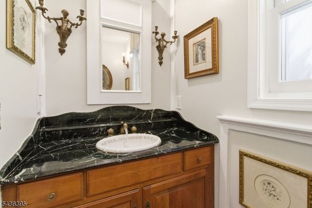 6 Fawn Ridge Rd, Clinton Twp., NJ 08833
