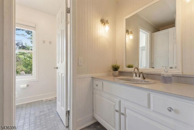 6 Fawn Ridge Rd, Clinton Twp., NJ 08833