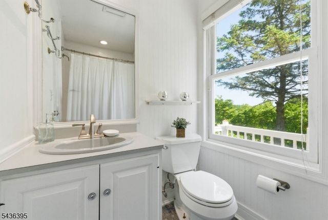 6 Fawn Ridge Rd, Clinton Twp., NJ 08833