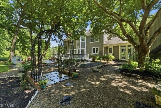 6 Fawn Ridge Rd, Clinton Twp., NJ 08833