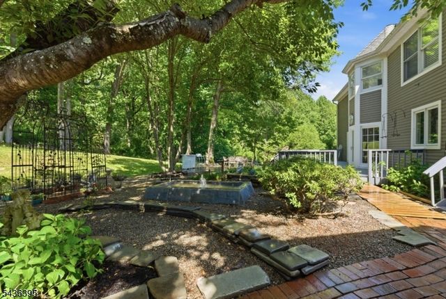 6 Fawn Ridge Rd, Clinton Twp., NJ 08833