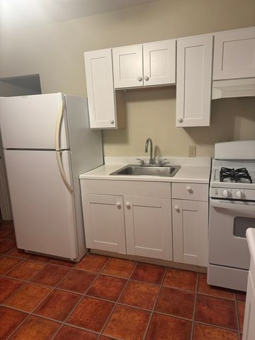 9 Bradford St 2, Taunton, MA 02780