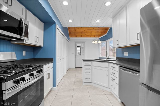 4559 Oakhill Boulevard, Amherst, OH 44053