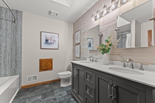 W176N8625 Sunset Ridge DRIVE, Menomonee Falls, WI 53051