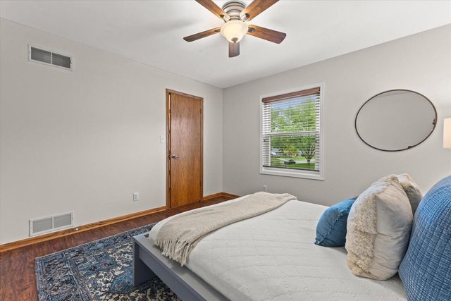 W176N8625 Sunset Ridge DRIVE, Menomonee Falls, WI 53051