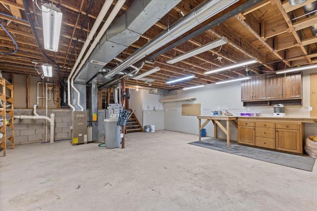 W176N8625 Sunset Ridge DRIVE, Menomonee Falls, WI 53051