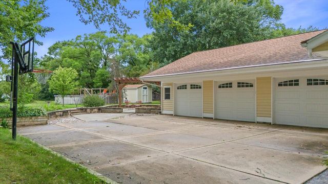 W176N8625 Sunset Ridge DRIVE, Menomonee Falls, WI 53051