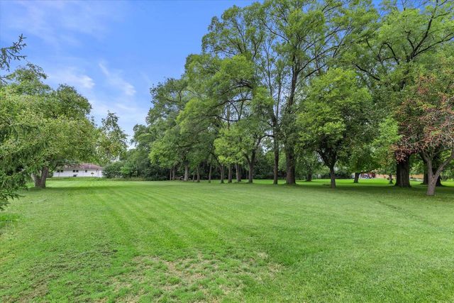 W176N8625 Sunset Ridge DRIVE, Menomonee Falls, WI 53051