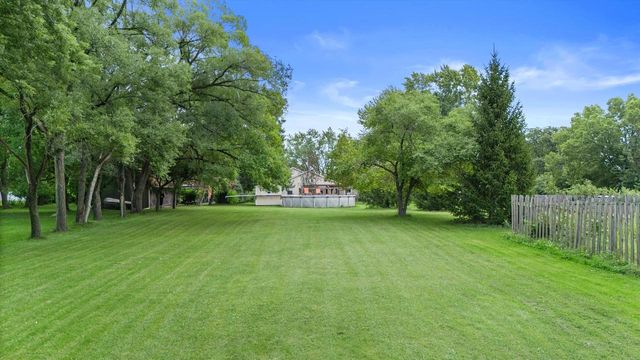 W176N8625 Sunset Ridge DRIVE, Menomonee Falls, WI 53051