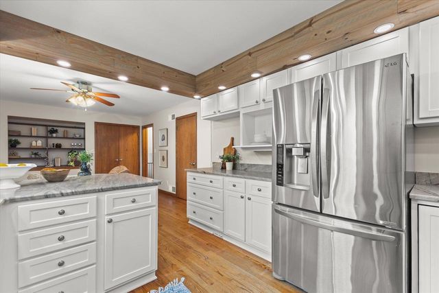 W176N8625 Sunset Ridge DRIVE, Menomonee Falls, WI 53051