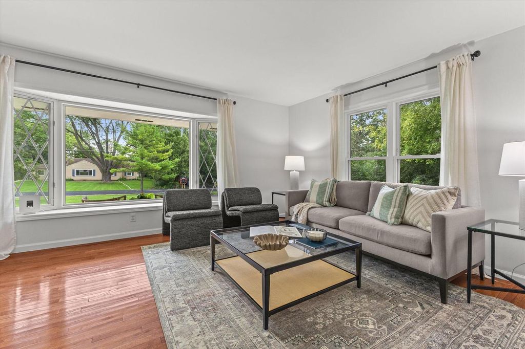 W176N8625 Sunset Ridge DRIVE, Menomonee Falls, WI 53051