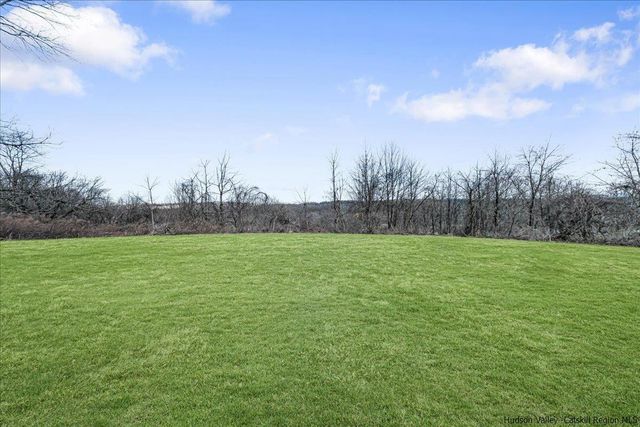 98 North Road, Highland, NY 12528