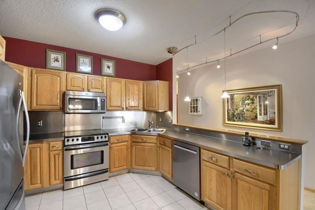 9225 Medicine Lake Road 212B, Golden Valley, MN 55427