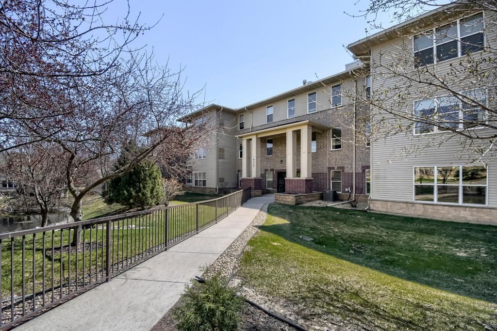 9225 Medicine Lake Road 212B, Golden Valley, MN 55427