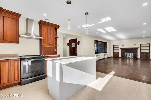 15 Lexington Avenue, Toms River, NJ 08753