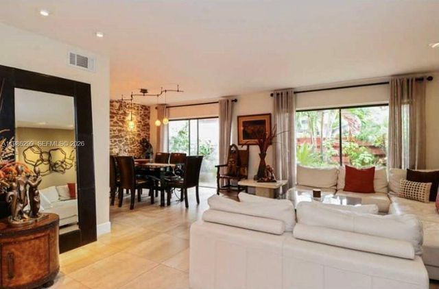 2991 Lakewood Ln 329, Hollywood, FL 33021