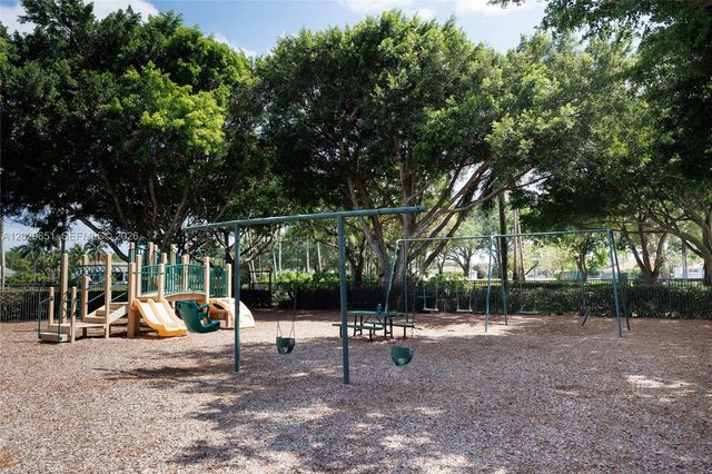 280 Landings Blvd 280, Weston, FL 33327