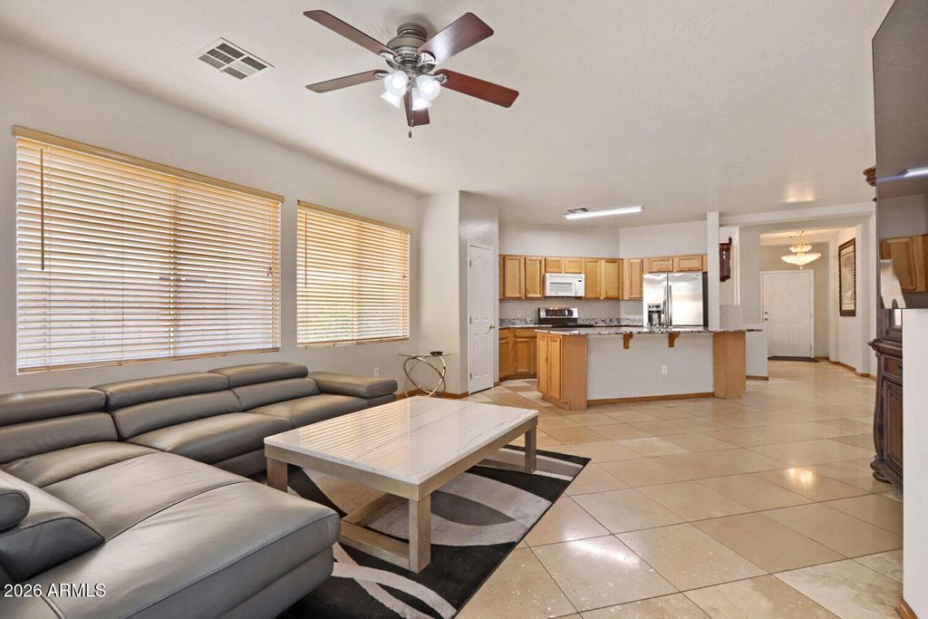 Image 7 of property listing at 7270 W GARDENIA Avenue, Glendale, AZ 85303