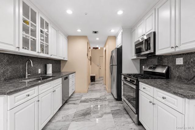 1180 E. Broadway 1, Hewlett, NY 11557