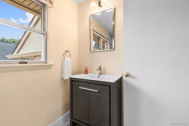 1180 E. Broadway 1, Hewlett, NY 11557