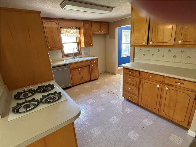 6701 W 77th Terrace, Overland Park, KS 66204