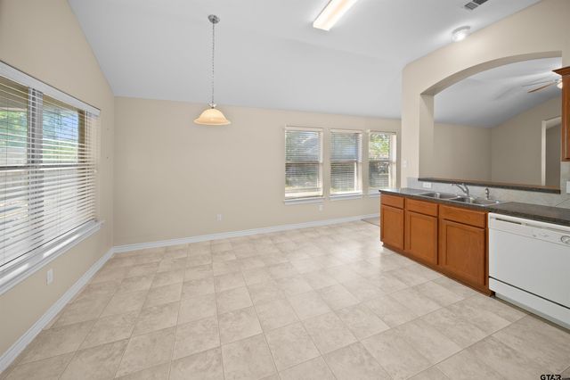 5918 Mesquite Dr, Tyler, TX 75707