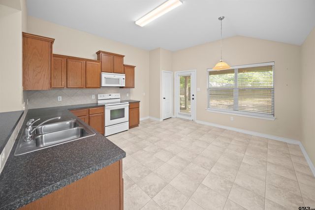 5918 Mesquite Dr, Tyler, TX 75707