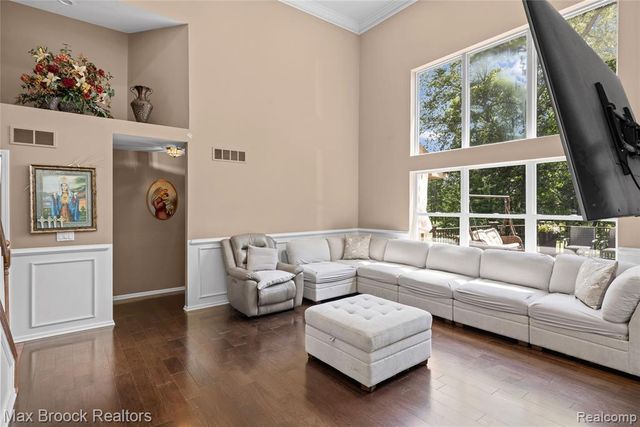 2322 Sandlewood Drive, White Lake, MI 48383