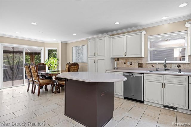 2322 Sandlewood Drive, White Lake, MI 48383