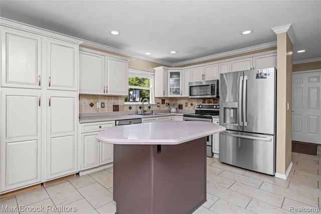 2322 Sandlewood Drive, White Lake, MI 48383