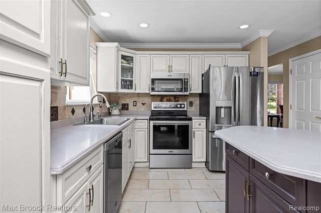 2322 Sandlewood Drive, White Lake, MI 48383