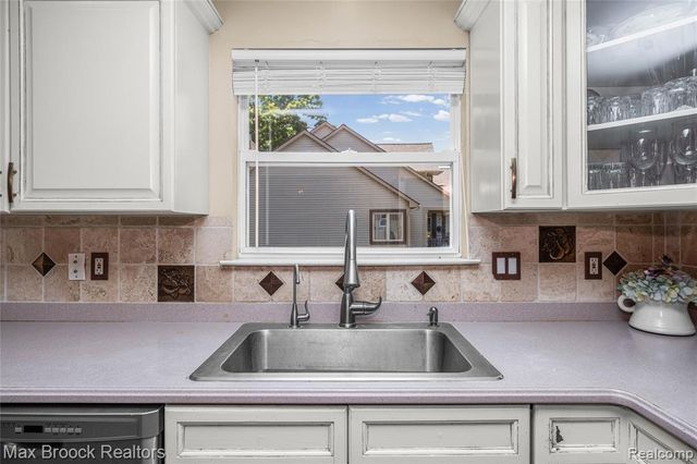 2322 Sandlewood Drive, White Lake, MI 48383