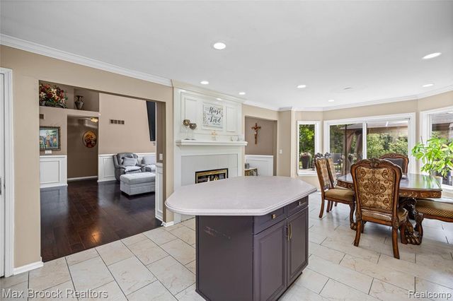 2322 Sandlewood Drive, White Lake, MI 48383