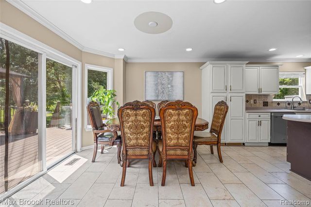 2322 Sandlewood Drive, White Lake, MI 48383