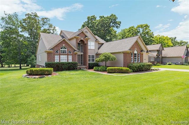 2322 Sandlewood Drive, White Lake, MI 48383