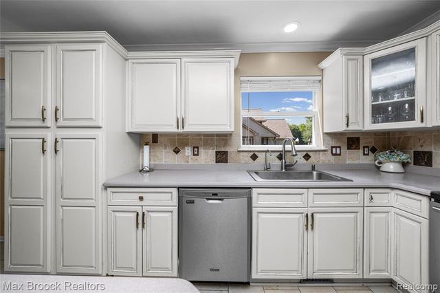 2322 Sandlewood Drive, White Lake, MI 48383