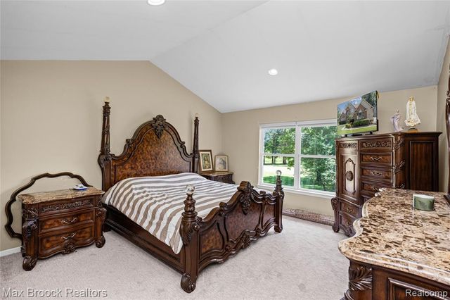 2322 Sandlewood Drive, White Lake, MI 48383