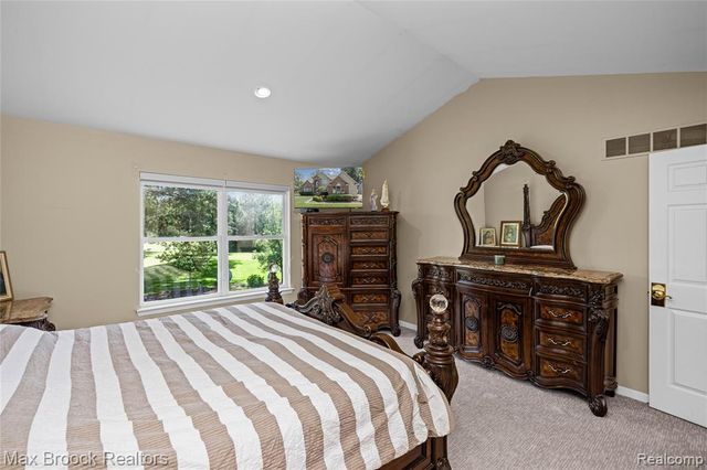 2322 Sandlewood Drive, White Lake, MI 48383