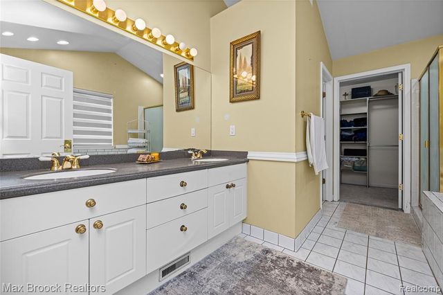 2322 Sandlewood Drive, White Lake, MI 48383