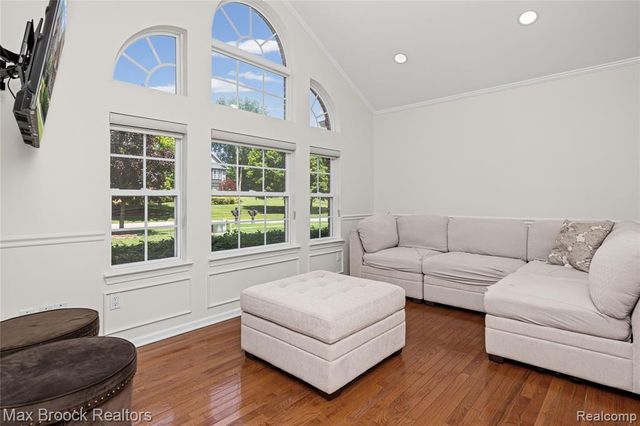 2322 Sandlewood Drive, White Lake, MI 48383