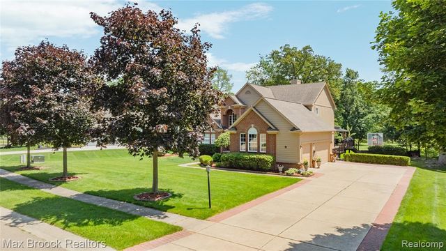 2322 Sandlewood Drive, White Lake, MI 48383