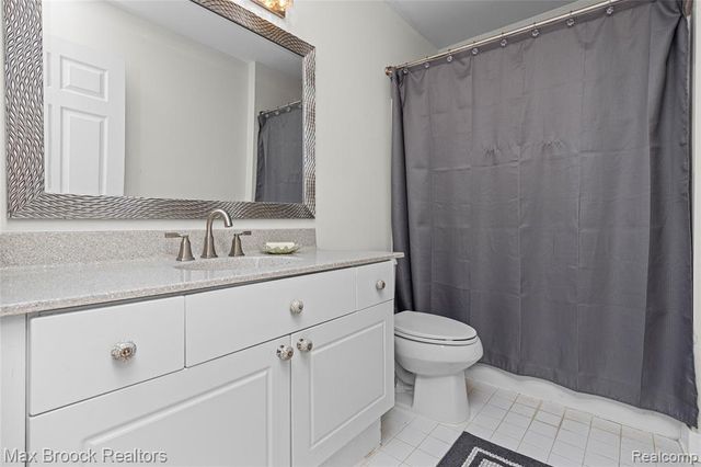 2322 Sandlewood Drive, White Lake, MI 48383