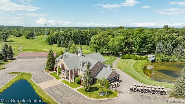 2322 Sandlewood Drive, White Lake, MI 48383