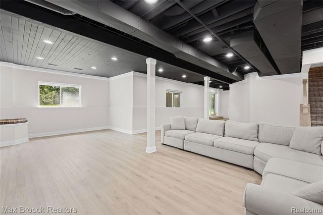 2322 Sandlewood Drive, White Lake, MI 48383