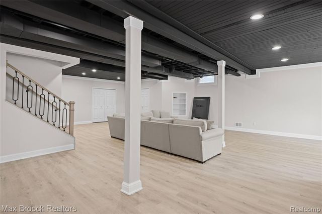 2322 Sandlewood Drive, White Lake, MI 48383