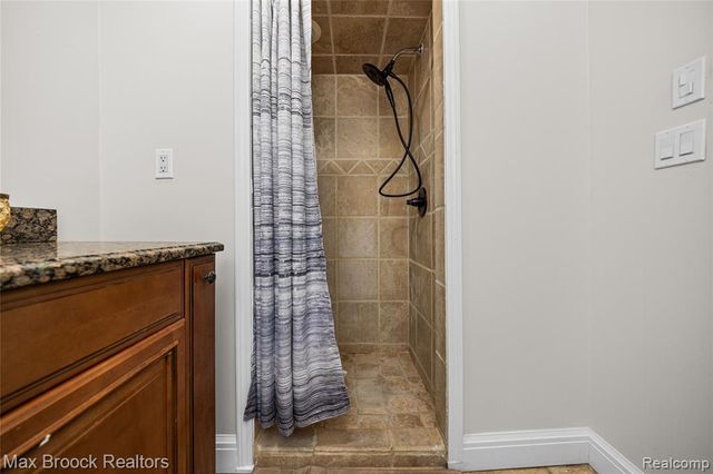 2322 Sandlewood Drive, White Lake, MI 48383