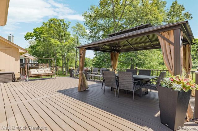 2322 Sandlewood Drive, White Lake, MI 48383