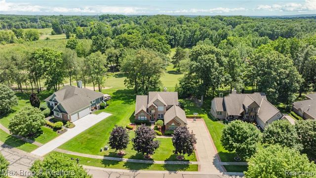 2322 Sandlewood Drive, White Lake, MI 48383