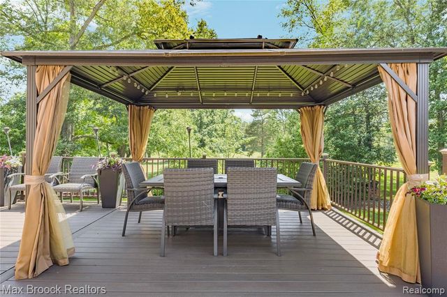 2322 Sandlewood Drive, White Lake, MI 48383