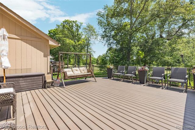 2322 Sandlewood Drive, White Lake, MI 48383